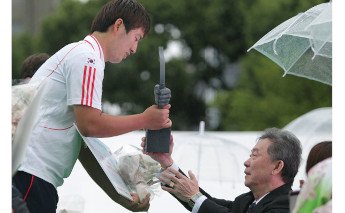 Übergabe der Trophäe für die FITA-Weltmeisterschaft im Bogenschießen